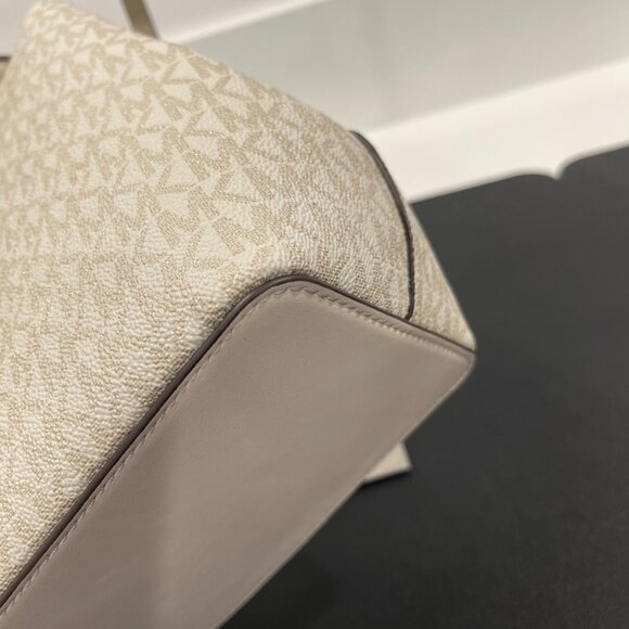 Michael Kors Pratt Medium Signature Logo and Metallic Shoulder Bag (JB1227) - Picture 4 of 10